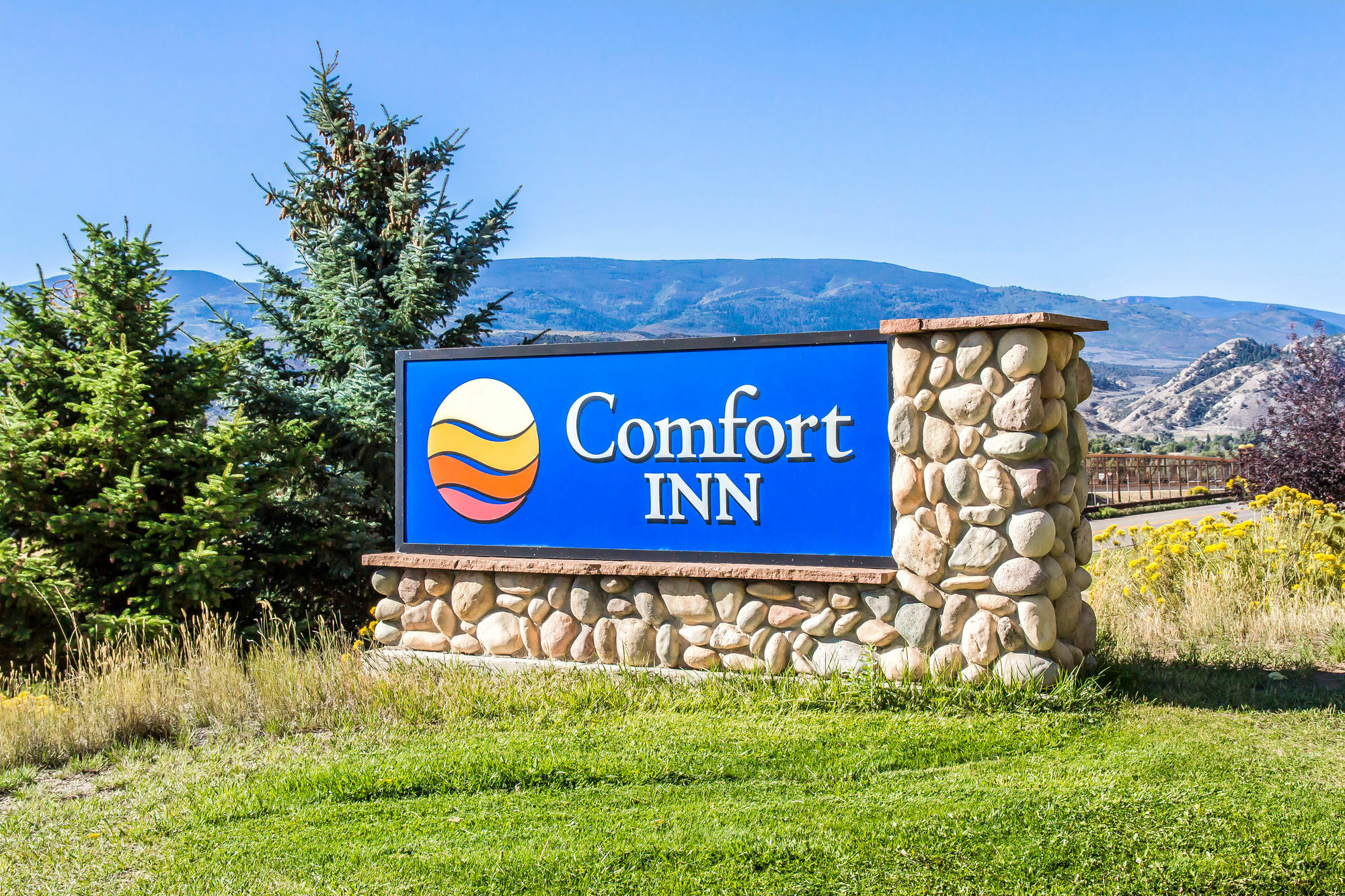 Quality Inn & Suites Vail Valley Eagle Exterior photo